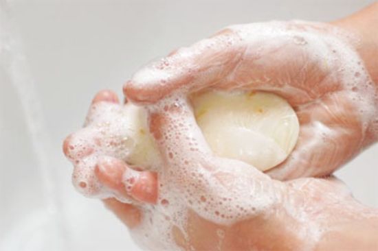 4 лайфхака допоможуть очистити шкіру від чорнила швидко