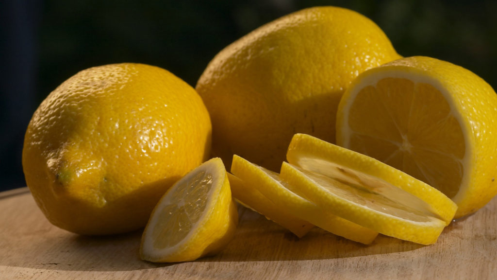 4 лайфхака допоможуть очистити шкіру від чорнила швидко