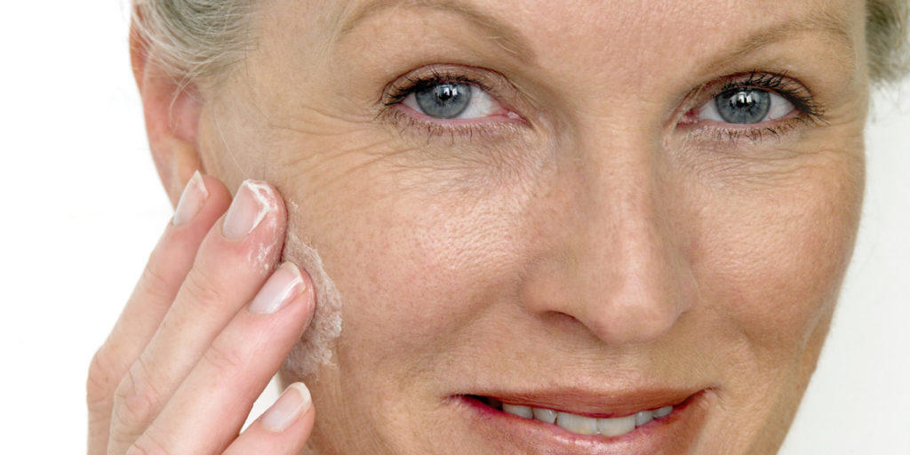 4 причини не робити скраби для обличчя у віці