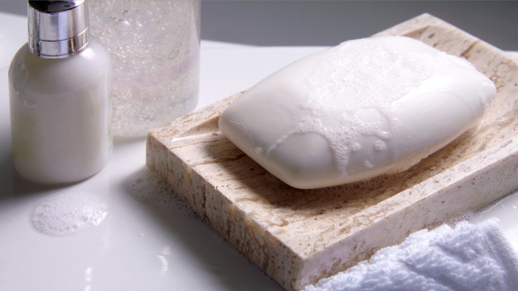 4 способи зробити шкіру обличчя матовою без косметики