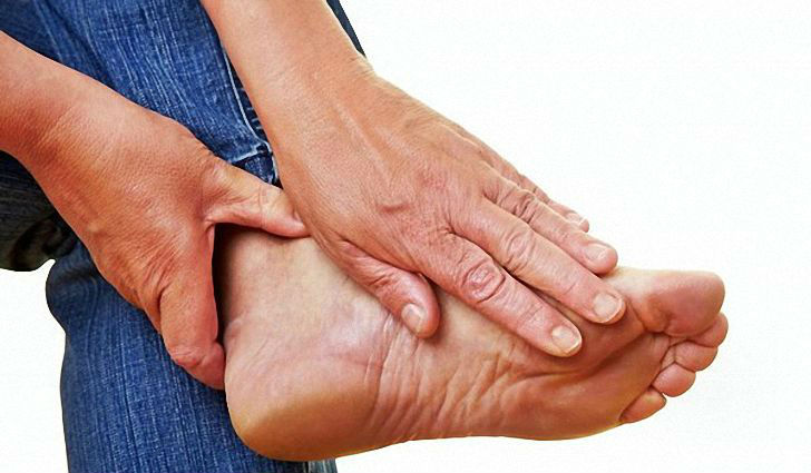 Болить підошва ноги близько пальців Чим лікувати народні засоби