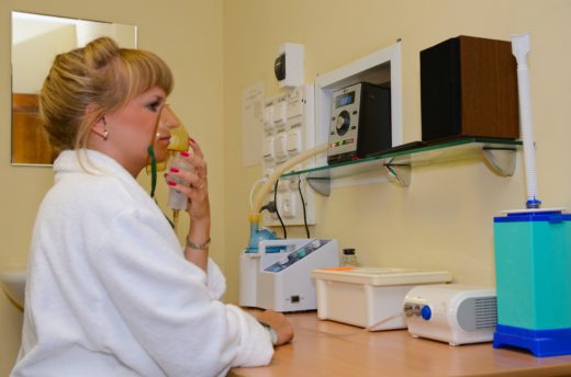 Чи можна при кашлі у дітей робити інгаляції з Мірамістином через небулайзер