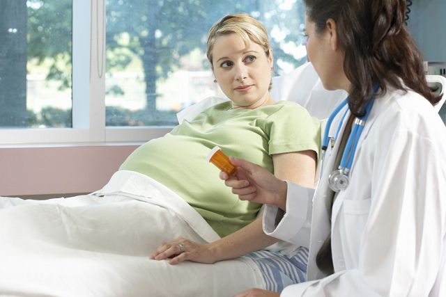 Чим можна вилікувати нежить вагітній жінці. Засіб від нежитю для вагітних: сучасні препарати і народна медицина