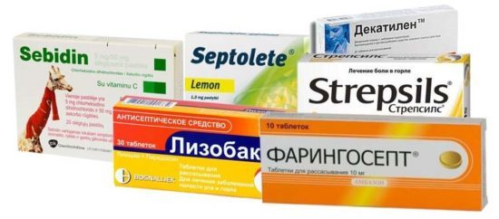 Чим небезпечне поява білих грудочок в горлі