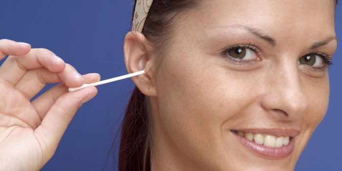 Чому у вусі з’являється чорна сірка і як не позбутися