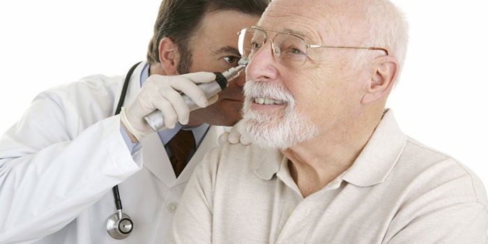 Чому у вусі з’являється чорна сірка і як не позбутися