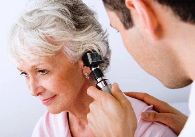 Чому у вусі з’являється чорна сірка і як не позбутися