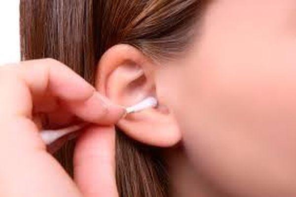 Чому у вусі з’являється чорна сірка і як не позбутися