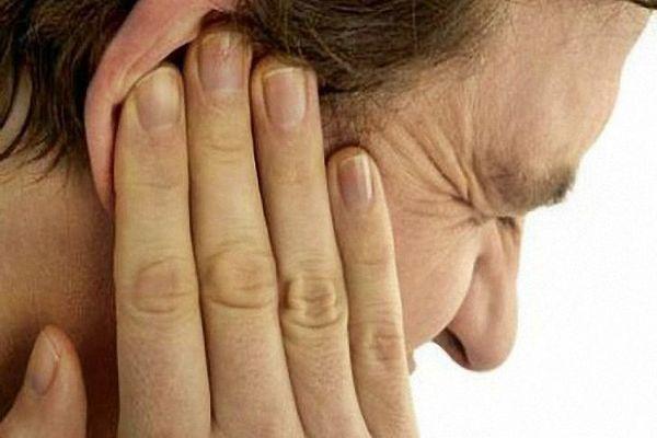 Чому у вусі з’являється чорна сірка і як не позбутися