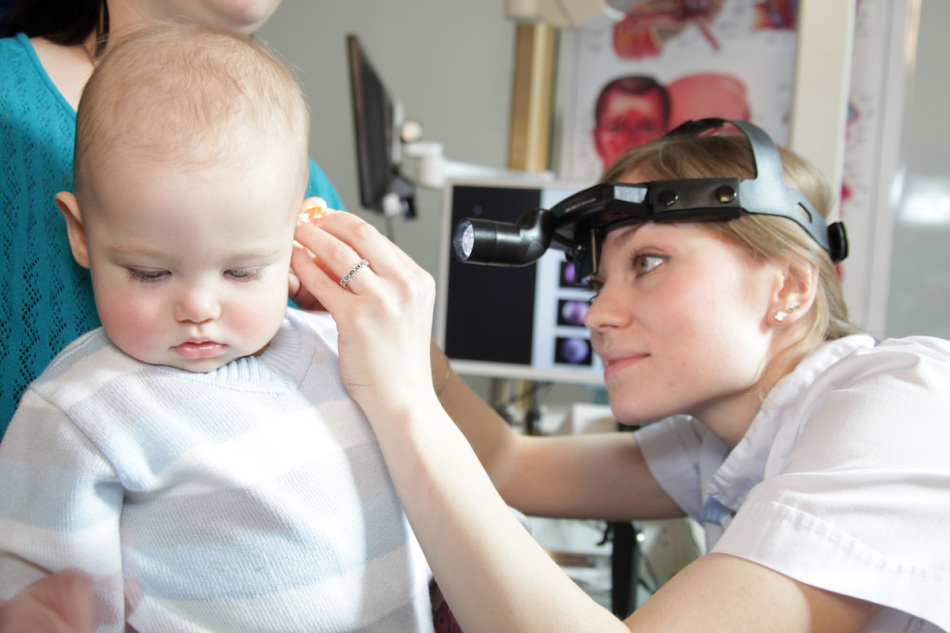 Чому з вуха тече жовта, прозора, коричнева рідина, гній? З вуха виділяється гній, рідина: лікування аптечними препаратами. Краплі і антибіотики для лікування виділень з вух: список