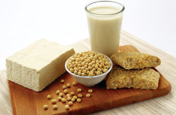 Догляд за шкірою навколо очей – ефективні методики і засоби повернуть красу