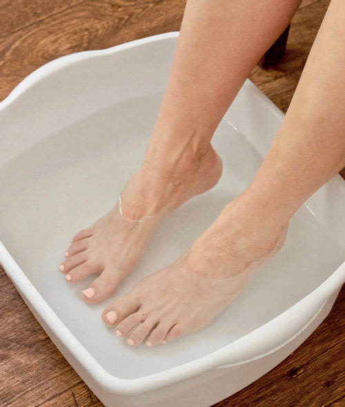 Ефективні способи розмочити огрубілу шкіру п’ят у ванни з морською сіллю
