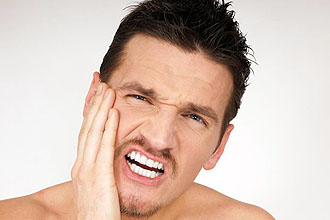 Клацає в вусі: основні причини недуги