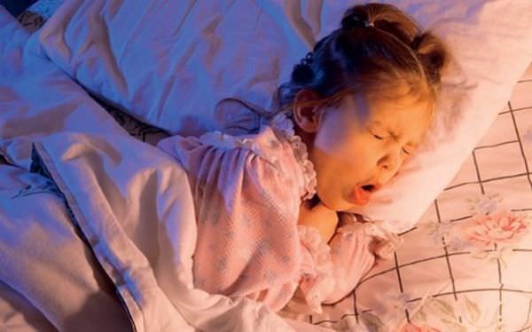 Корисні поради батькам як заспокоїти кашель у дитини вночі
