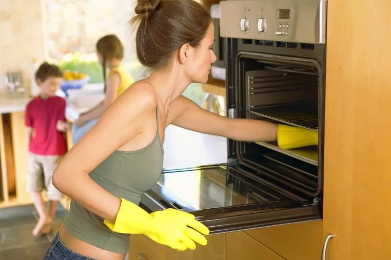 Чим почистити духовку від застарілого жиру народними засобами