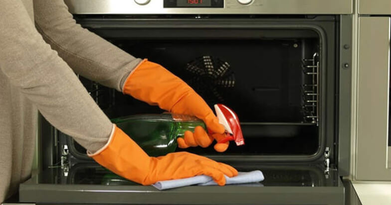 Чим почистити духовку від застарілого жиру народними засобами