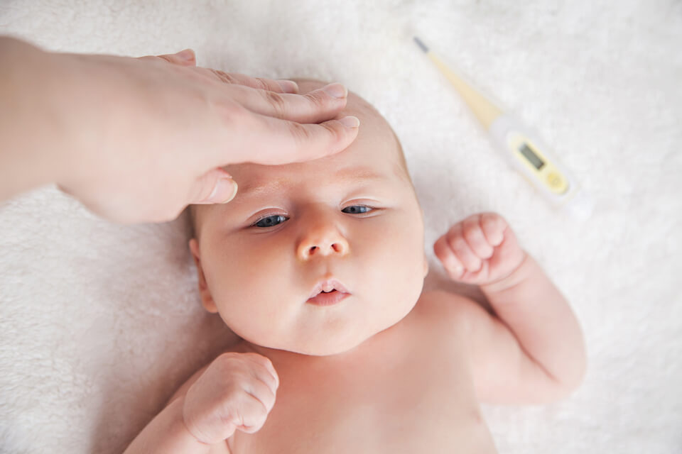 Нежить у немовляти і новонародженого: симптоми, причини, лікування. Як вилікувати нежить у немовляти?