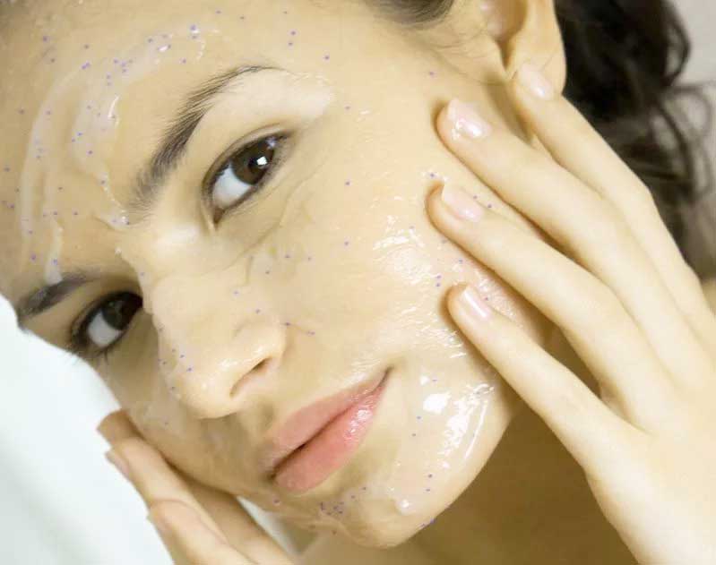 Скраби для обличчя від прищів: інструкція по застосуванню і домашні рецепти