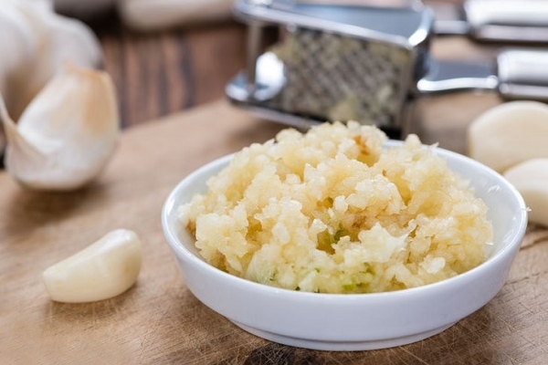 Застосування часнику від прищів